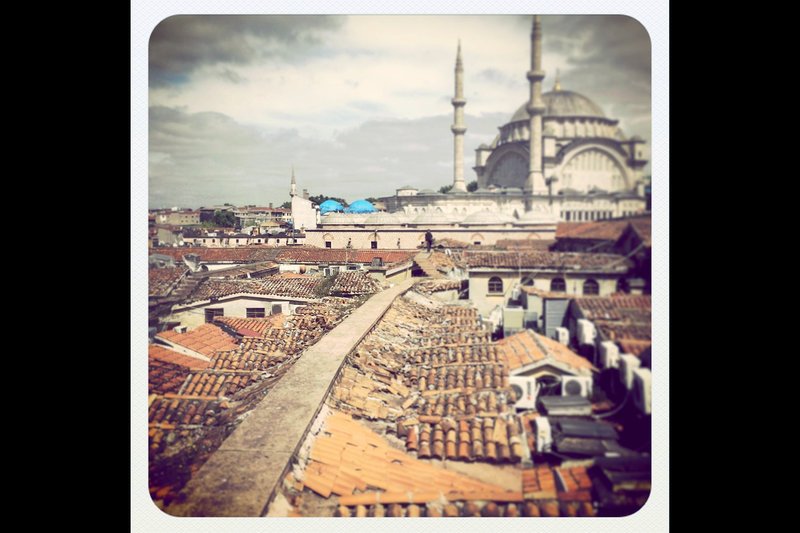 Der Blick über die Dächer Istanbuls und die Blaue Moschee ist einzigartig. – Bild: ARTE France
Der Blick über die Dächer Istanbuls und die Blaue Moschee ist einzigartig. – Bild: ARTE France