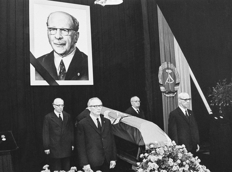 Die Mitglieder des Politbüros Sindermann, Honecker, Mückenberger und Stoph am Sarg von Ulbricht. – Bild: MDR