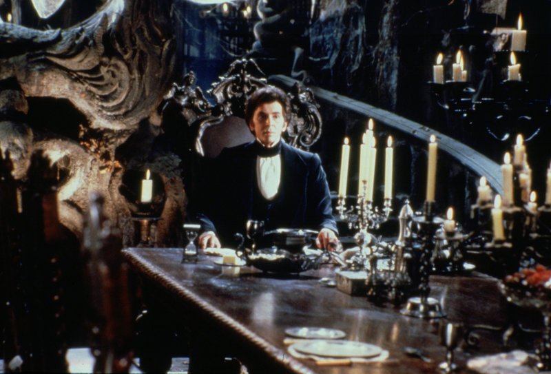 Der frisch von Transsilvanien nach England gezogene Graf Dracula (Frank Langella) richtet sein neues Anwesen als unheimliches Gemäuer ein. – Bild: ZDF und Bob Penn Der frisch von Transsilvanien nach England gezogene Graf Dracula (Frank Langella) richtet sein neues Anwesen als unheimliches Gemäuer ein. – Bild: ZDF und Bob Penn