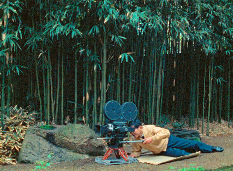 Atsuda Yuhsun war bei zahlreichen Filmen Ozus Kameramann und demonstriert dessen Arbeitsweise. – Bild: ZDF /​ © Wim Wenders Stiftung