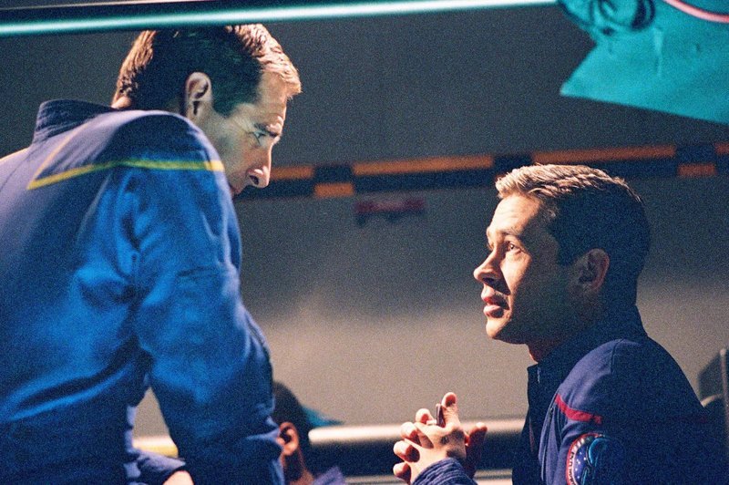 Roll 5, Shot 30 (Captain Jonathan Archer (Scott Bakula) and Cheif Engineer Charles ‚Trip‘ Tucker III (Connor Trinneer) share a private discussion in „The Catwalk.“) – Bild: Syfy