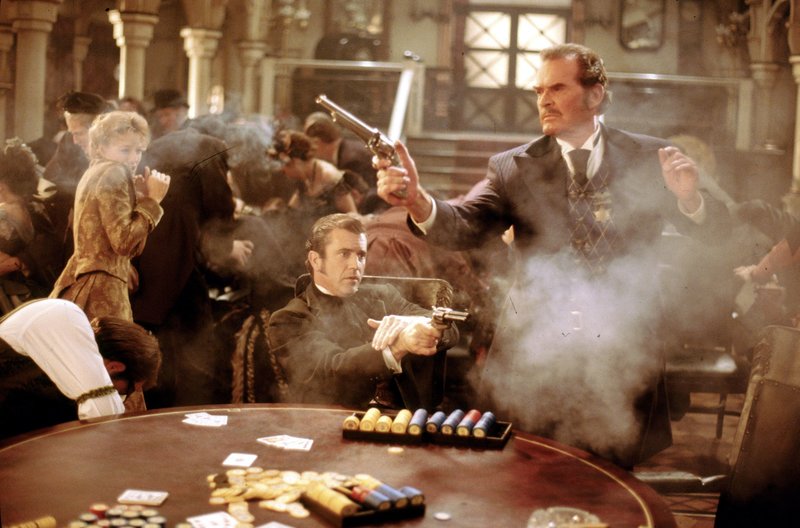 Bei einem Pokerspiel im wilden Westen fliegen auch schon mal die Fetzen. Im Bild: Annabelle Bransford (Jodie Foster, l.) Bret Maverick (Mel Gibson, M.), Twitchy (Dan Hedaya, l.). – Bild: ATV Bei einem Pokerspiel im wilden Westen fliegen auch schon mal die Fetzen. Im Bild: Annabelle Bransford (Jodie Foster, l.) Bret Maverick (Mel Gibson, M.), Twitchy (Dan Hedaya, l.). – Bild: ATV