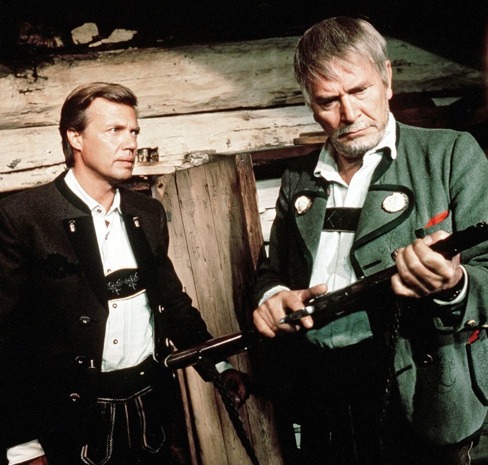 15 Uhr. Der junge Graf Tassilo (Karlheinz Böhm) kann machen, was er will, sein Vater, der alte Graf Egge Sennefeld (Karl Lange, rechts) kennt nur eine Leidenschaft: die Jagd. – Bild: BR Fernsehen 15 Uhr. Der junge Graf Tassilo (Karlheinz Böhm) kann machen, was er will, sein Vater, der alte Graf Egge Sennefeld (Karl Lange, rechts) kennt nur eine Leidenschaft: die Jagd. – Bild: BR Fernsehen