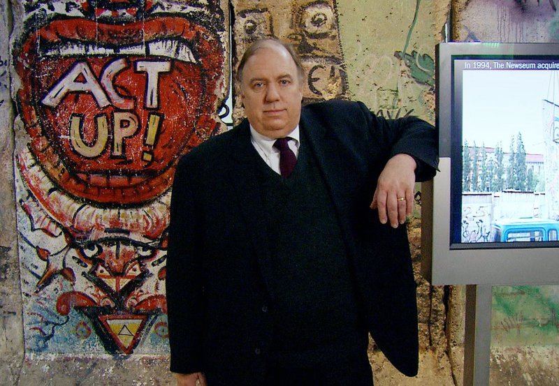 Tyler Drumheller, Ex-Chef CIA Europa. vor einem Stück der Berliner Mauer. – Bild: WDR/​Stefan Pannen