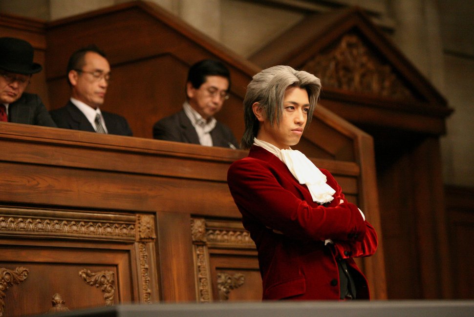 Als Phoenix Wrights Gegner tritt sein ehemaliger Freund Miles Edgeworth (Takumi Saitô) auf. – Bild: Koch Media
