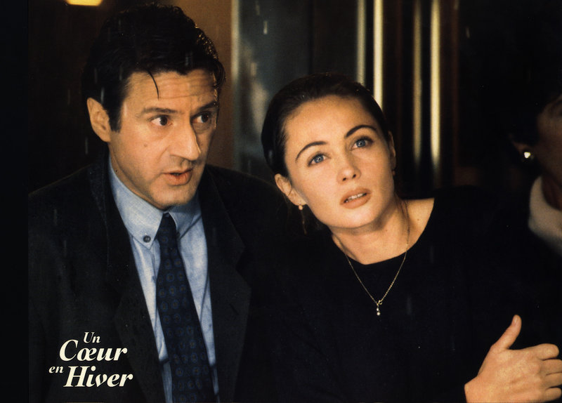 Der verschrobene Geigenbauer Stephane (Daniel Auteuil, l.) und die wunderschöne Camille (Emmanuelle Beart, r.) scheinen nicht so recht zusammen zu funktionieren ... – Bild: kabel eins Classics Der verschrobene Geigenbauer Stephane (Daniel Auteuil, l.) und die wunderschöne Camille (Emmanuelle Beart, r.) scheinen nicht so recht zusammen zu funktionieren ... – Bild: kabel eins Classics