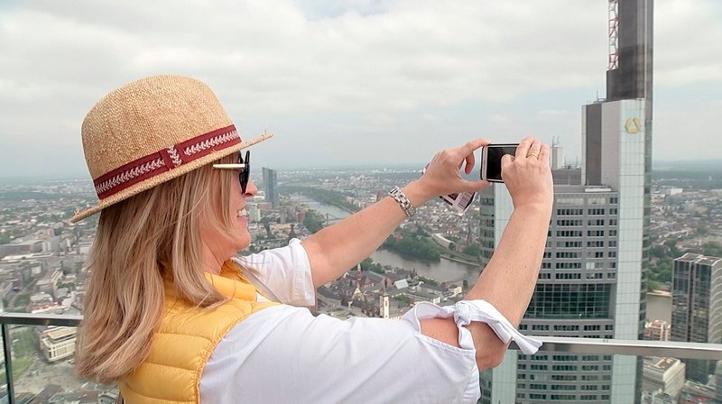 Auf Wolkenkratzertour in Frankfurt. – Bild: HR