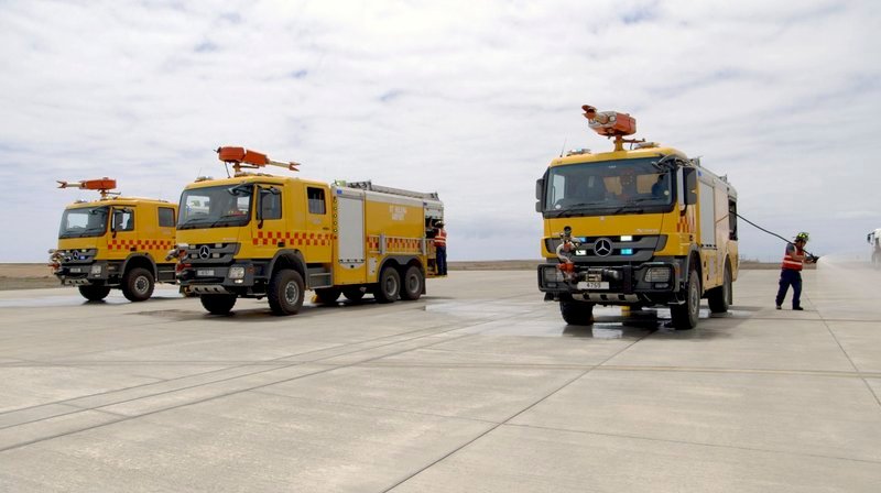 „Unsinnigster Airport der Welt“ schimpft man im fernen London – die Männer der Flughafenfeuerwehr sehen das ganz anders, sichern voller Stolz die wenigen Starts und Landungen. – Bild: NDR / nonfictionplanet / Jörg Hammer „Unsinnigster Airport der Welt“ schimpft man im fernen London – die Männer der Flughafenfeuerwehr sehen das ganz anders, sichern voller Stolz die wenigen Starts und Landungen. – Bild: NDR / nonfictionplanet / Jörg Hammer