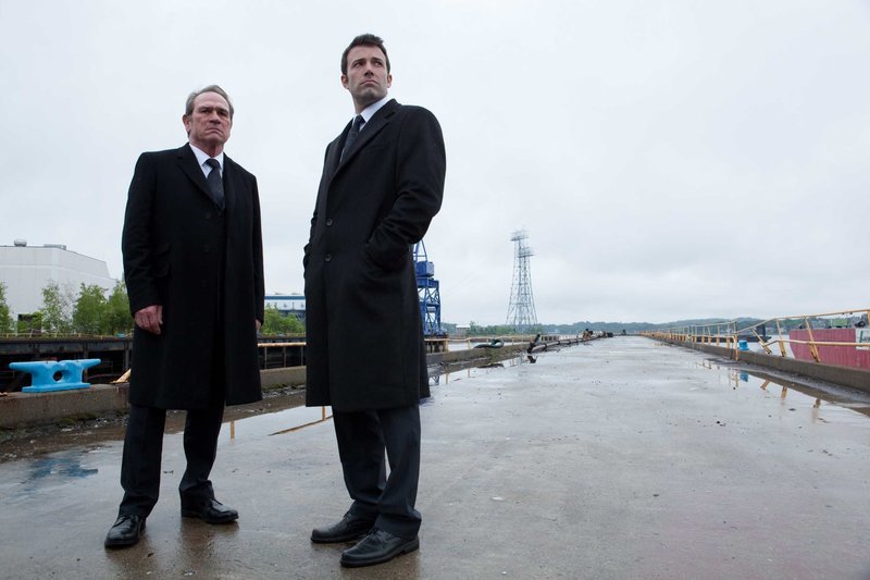 L-R: Jack (Tommy Lee Jones ) bietet seinem Schwager Bobby (Ben Affleck) einen Job in seiner Firma an – Bild: ServusTV L-R: Jack (Tommy Lee Jones ) bietet seinem Schwager Bobby (Ben Affleck) einen Job in seiner Firma an – Bild: ServusTV