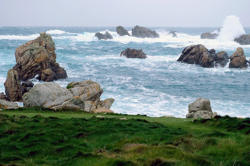 Auf der 8 x 4 Kilometer großen Insel Ouessant mit ihren knapp 900 Einwohnern ist der Wind allgegenwärtig. Als wäre er ihr Atem. – Bild: ARTE Auf der 8 x 4 Kilometer großen Insel Ouessant mit ihren knapp 900 Einwohnern ist der Wind allgegenwärtig. Als wäre er ihr Atem. – Bild: ARTE