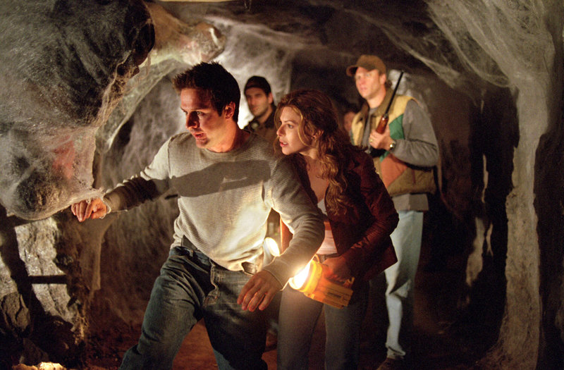 ORF-Premiere: "Arac Attack - Angriff der achtbeinigen Monster". Im Bild: David Arquette (Chris McCormack), Kari Wuhrer (Sheriff Samantha 'Sam' Parker). – Bild: ATV II ORF-Premiere: "Arac Attack - Angriff der achtbeinigen Monster". Im Bild: David Arquette (Chris McCormack), Kari Wuhrer (Sheriff Samantha 'Sam' Parker). – Bild: ATV II