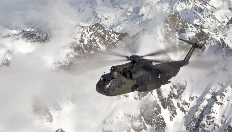 Der Hubschrauber CH 53 im Anflug auf einen hohen Landeplatz am Eiger. – Bild: ZDF und SWR