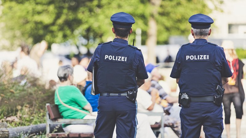 Bildunterschrift: Deutsche Polizeibeamte auf Streife. Wie sah ihre Ausbildung zuvor aus? – Bild: N24 Doku