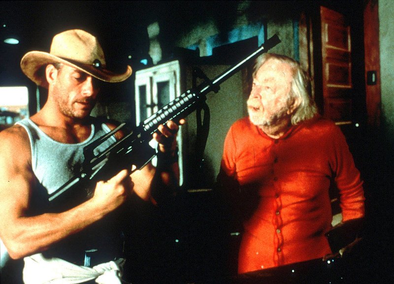 Der alte Eli Hamilton (Bill Erwin) verhilft Eddie (Jean-Claude Van Damme) zu einer Waffe. Er sinnt nun voll und ganz auf Rache gegen diejenigen, die den Ort terrorisieren … – Bild: RTL Zwei