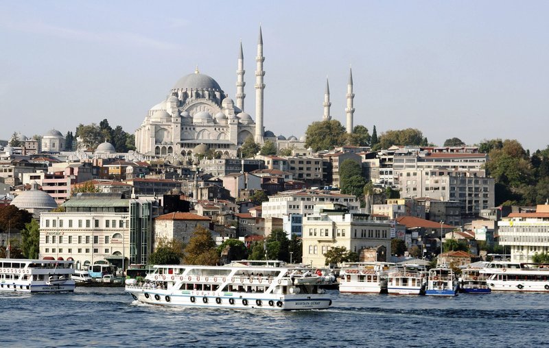Istanbul am Bosporus mit der Hagia Sophia-Moschee. – Bild: SWR/​Mouhcine El Ghomri