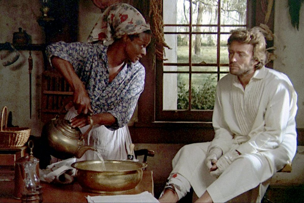 Der verletzte Nordstaaten-Soldat John McBurney (Clint Eastwood) fragt sich, inwieweit die Bedienstete Hallie (Mae Mercer) zu ihm hält. – Bild: ZDF / © 1970 Universal Pictures and The Malpaso Company