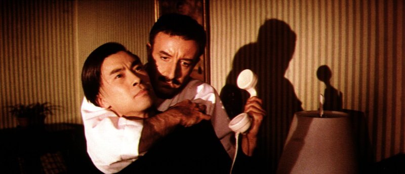 Bei seinen Ermittlungen muss Inspektor Clouseau (Peter Sellers, re.) hin und wieder zu nicht ganz sanften Mitteln greifen, was der Diener Kato (Burt Kwouk, li.) zu spüren bekommt … – Bild: Kabel Eins Classics Bei seinen Ermittlungen muss Inspektor Clouseau (Peter Sellers, re.) hin und wieder zu nicht ganz sanften Mitteln greifen, was der Diener Kato (Burt Kwouk, li.) zu spüren bekommt … – Bild: Kabel Eins Classics