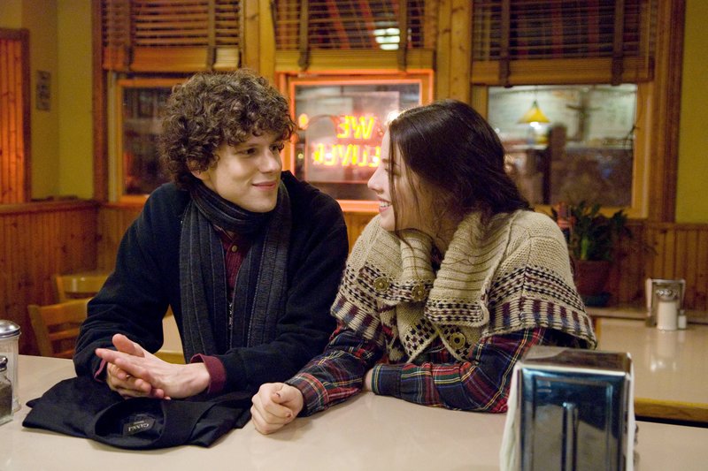 ARD SOLITARY MAN - HERZENSBRECHER A. D. (solitary man), USA 2009, Regie Brian Koppelman/David Levien, am Donnerstag (28.05.15) um 01:55 Uhr im Ersten. Daniel (Jesse Eisenberg) hat in Maureen (Olivia Thirlby) endlich die richtige Freundin gefunden. – Bild: ARD Degeto ARD SOLITARY MAN - HERZENSBRECHER A. D. (solitary man), USA 2009, Regie Brian Koppelman/David Levien, am Donnerstag (28.05.15) um 01:55 Uhr im Ersten. Daniel (Jesse Eisenberg) hat in Maureen (Olivia Thirlby) endlich die richtige Freundin gefunden. – Bild: ARD Degeto