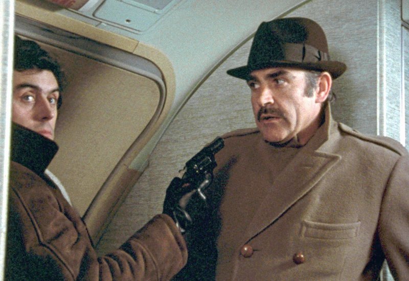 Colonel Nils Tahlvik (Sean Connery, re.), Chef des schwedischen Sicherheitsdienstes, gelingt es, den Flugzeugentführer Ray Petrie (Ian McShane) zu überlisten. – Bild: ARD/​DEGETO