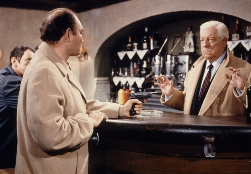 Der Ex-Ganove und Barbesitzer Denis (Jean Gabin, rechts) wird von einem Mafiaschergen (Georges Lycan) bedroht. – Bild: ARD Degeto