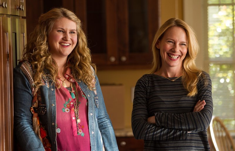 Jillian Bell (Lorraine), Amy Ryan (Gale). – Bild: ORF Jillian Bell (Lorraine), Amy Ryan (Gale). – Bild: ORF
