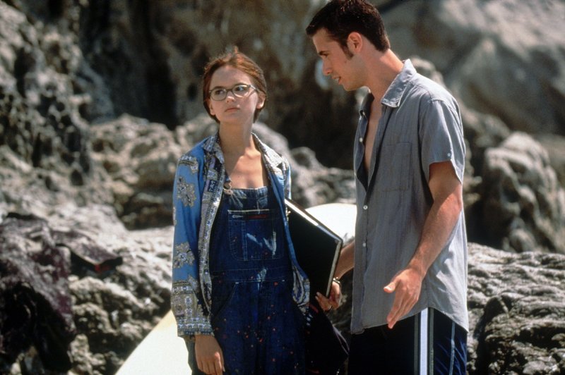 Zach (Freddie Prinze Jr.) wettet mit seinen Freunden, dass er aus jedem Mädchen auf der Schule die perfekte Ballkönigin machen könnte. Innerhalb von sechs Wochen muss Zach nun beweisen, dass er damit recht hat. Seine Wahl fällt auf die schüchterne Laney (Rachael Leigh Cook). – Bild: SUPER RTL Zach (Freddie Prinze Jr.) wettet mit seinen Freunden, dass er aus jedem Mädchen auf der Schule die perfekte Ballkönigin machen könnte. Innerhalb von sechs Wochen muss Zach nun beweisen, dass er damit recht hat. Seine Wahl fällt auf die schüchterne Laney (Rachael Leigh Cook). – Bild: SUPER RTL