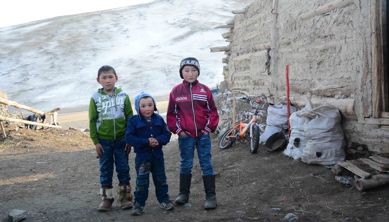 Drei kleine Rabauken im westmongolischen Bayan-Ölgii: den Winterpelz ziehen sie erst ab minus 20 an. – Bild: ZDF und WDR/​Ilya Kuzniatsou