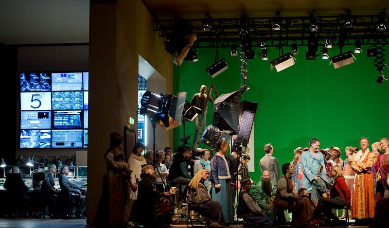 Regisseur Dmitri Tcherniakov inszeniert die Brautwahl als virtuelles, multimediales Ereignis. – Bild: ZDF /​ © Monika Rittershaus