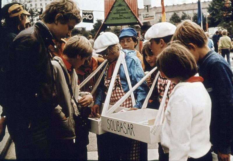 rbb Fernsehen GEH VORAN, PIONIER!, „Die DDR und ihre Kinder“, am Dienstag (08.01.13) um 22:45 Uhr. Solidaritätsbasar der Pioniere – Bild: rbb/MDR rbb Fernsehen GEH VORAN, PIONIER!, „Die DDR und ihre Kinder“, am Dienstag (08.01.13) um 22:45 Uhr. Solidaritätsbasar der Pioniere – Bild: rbb/MDR