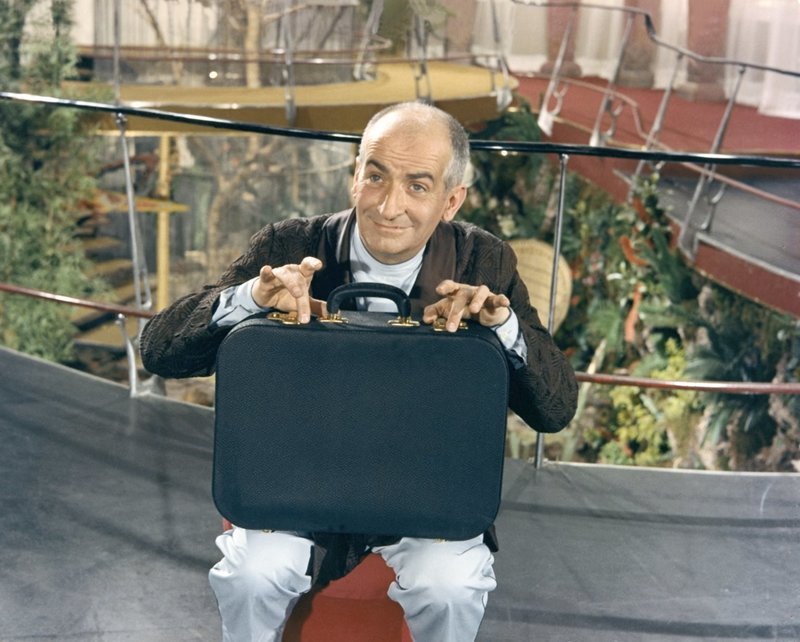 Bertrand (Louis de Funès) hat nicht nur Probleme mit seinen Töchtern, sondern auch mit Koffern verschiedenen Inhaltes … – Bild: Gaumont International Bertrand (Louis de Funès) hat nicht nur Probleme mit seinen Töchtern, sondern auch mit Koffern verschiedenen Inhaltes … – Bild: Gaumont International