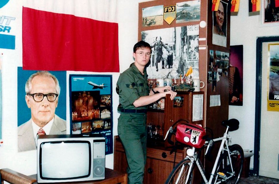 NSA-Mitarbeiter Jeffrey Carney in seiner West-Berliner Unterkunft in Tempelhof. – Bild: MDR / Ast Film / BStU