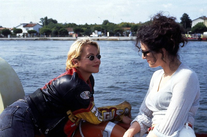 Hannah, frisch entheiratet (Martina Gedeck, re.), und die unternehmungslustige Marie (Jennifer Nitsch) suchen ihr Glück auf einer italienischen Insel. – Bild: ORF