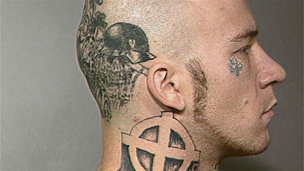 Das „National Socialist Movement“ (NSM) ist die größte Neonazi-Vereinigung der USA. Die Gruppe hat ihre Wurzeln in der „American Nazi Party“, die 1958 von G. L. Rockwell gegründet wurde. Jeff Schoep, Anführer des NSM, gewährt einen Einblick in die Aktivitäten der Bewegung. Zu ihren Einrichtungen zählen unter anderem ein paramilitärisches Trainingscamp, eine Frauengruppe und eine arische Jugendgruppe. Experten erklären, wie es den Neonazis gelungen ist, in den USA Fuß zu fassen. – Bild: National Geographic Channel