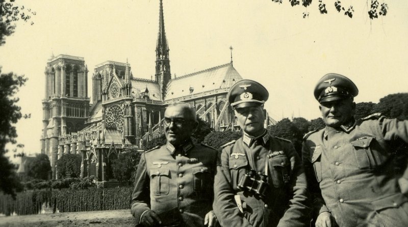 Drei Offiziere vor dem Notre Dame. – Bild: n-tv