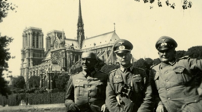 Drei Offiziere vor dem Notre Dame. – Bild: n-tv Drei Offiziere vor dem Notre Dame. – Bild: n-tv