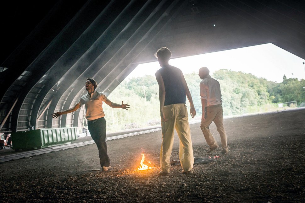 Johan Simons’ Interpretation von „Accattone“ ist ein Musiktheaterprojekt, das von Pier Paolo Pasolinis 1961 entstandenem Leinwanddebüt „Accattone – Wer nie sein Brot mit Tränen aß“ seinen Ausgang nimmt. – Bild: WDR / © Julian Röder / Ruhrtriennale2015
