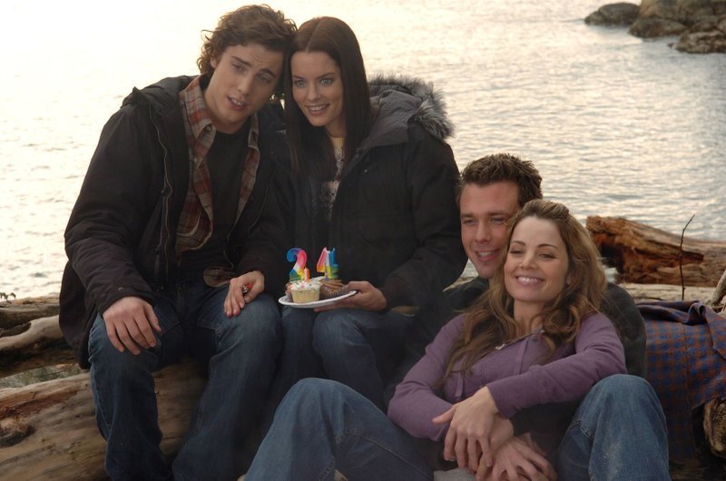Nick (Eric Lively,2.v.l.) macht mit seiner Freundin Julie (Erica Durance) und seinen beiden Freunden Trevor (Dustin Milligan) und Amanda (Gina Holden) einen Ausflug zum See. – Bild: ATV2
