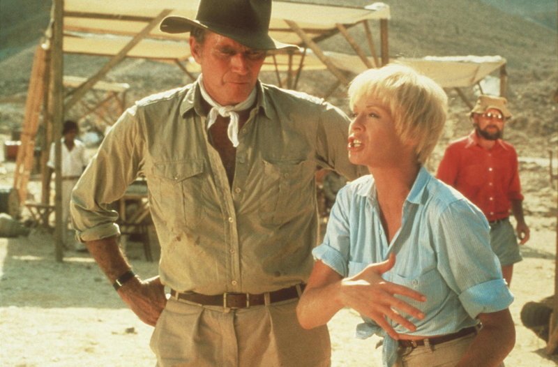 Corbeck (Charlton Heston, l.) holt sich Unterstützung bei seiner Kollegin Jane Turner (Susannah York, r.) … – Bild: Warner Bros. Lizenzbild frei