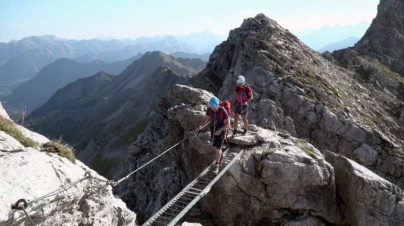 Bergsteiger an der Querleiter am Mindelheimer Klettersteig. – Bild: HR/​Boris Wloka