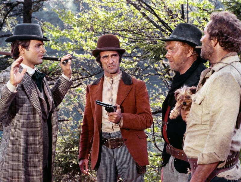 (v.l.:) Hände hoch! Joseph (Terence Hill) macht Bekanntschaft mit Monkey (Dominic Barto), Holy Joe (Harry Carey Jr.) und Bull (Gregory Walcott). – Bild: TMG (v.l.:) Hände hoch! Joseph (Terence Hill) macht Bekanntschaft mit Monkey (Dominic Barto), Holy Joe (Harry Carey Jr.) und Bull (Gregory Walcott). – Bild: TMG