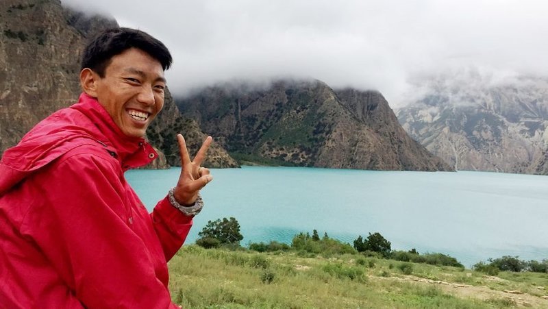 Der junge Nepalese Nima Gurung kehrt nach zehn Jahren in sein heimatliches Bergdorf und zu seinen Eltern zurück, die ihn im Alter von vier Jahren in ein Internat nach Kathmandu geschickt haben. – Bild: ART