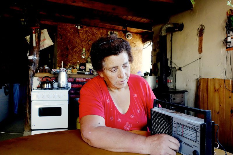 In dem Dorf Pilgui in Patagonien gibt es weder Telefon noch Internet. Das Radio ist Alicia Pinillas einzige Verbindung zur Außenwelt. – Bild: Geo Television /​ MedienKon