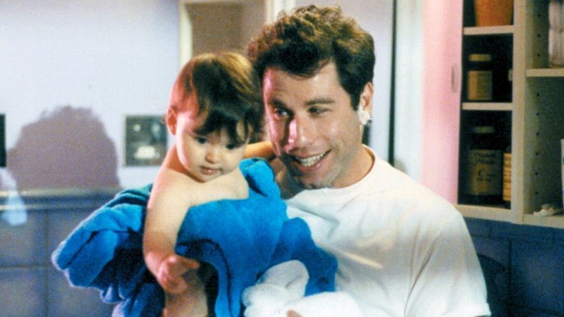 James (John Travolta) mit der kleinen JulieJames (John Travolta) mit der kleinen Julie – Bild: RTL Zwei