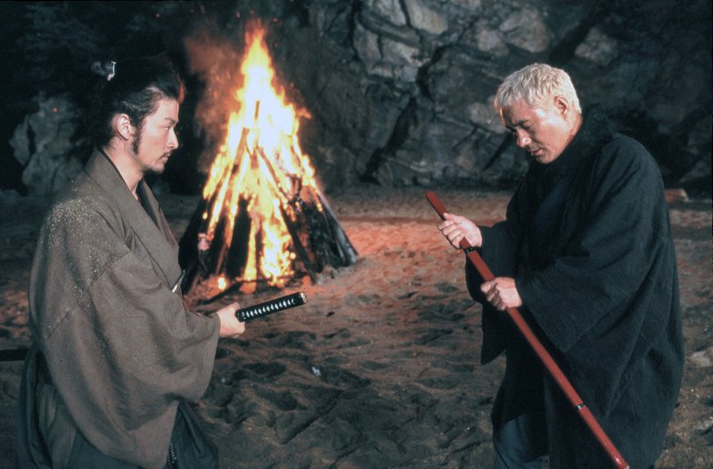 Am Strand kommt es am Ende zum Kampf zwischen Hattori (Tadanobu Asano, l.) und Zatoichi (Beat Takeshi, r.). – Bild: ATV II Am Strand kommt es am Ende zum Kampf zwischen Hattori (Tadanobu Asano, l.) und Zatoichi (Beat Takeshi, r.). – Bild: ATV II