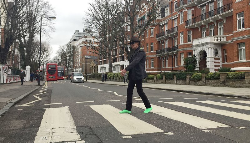Udo Lindenberg überquert die Abbey Road in London. – Bild: WDR/​MDR/​Marco Prosch