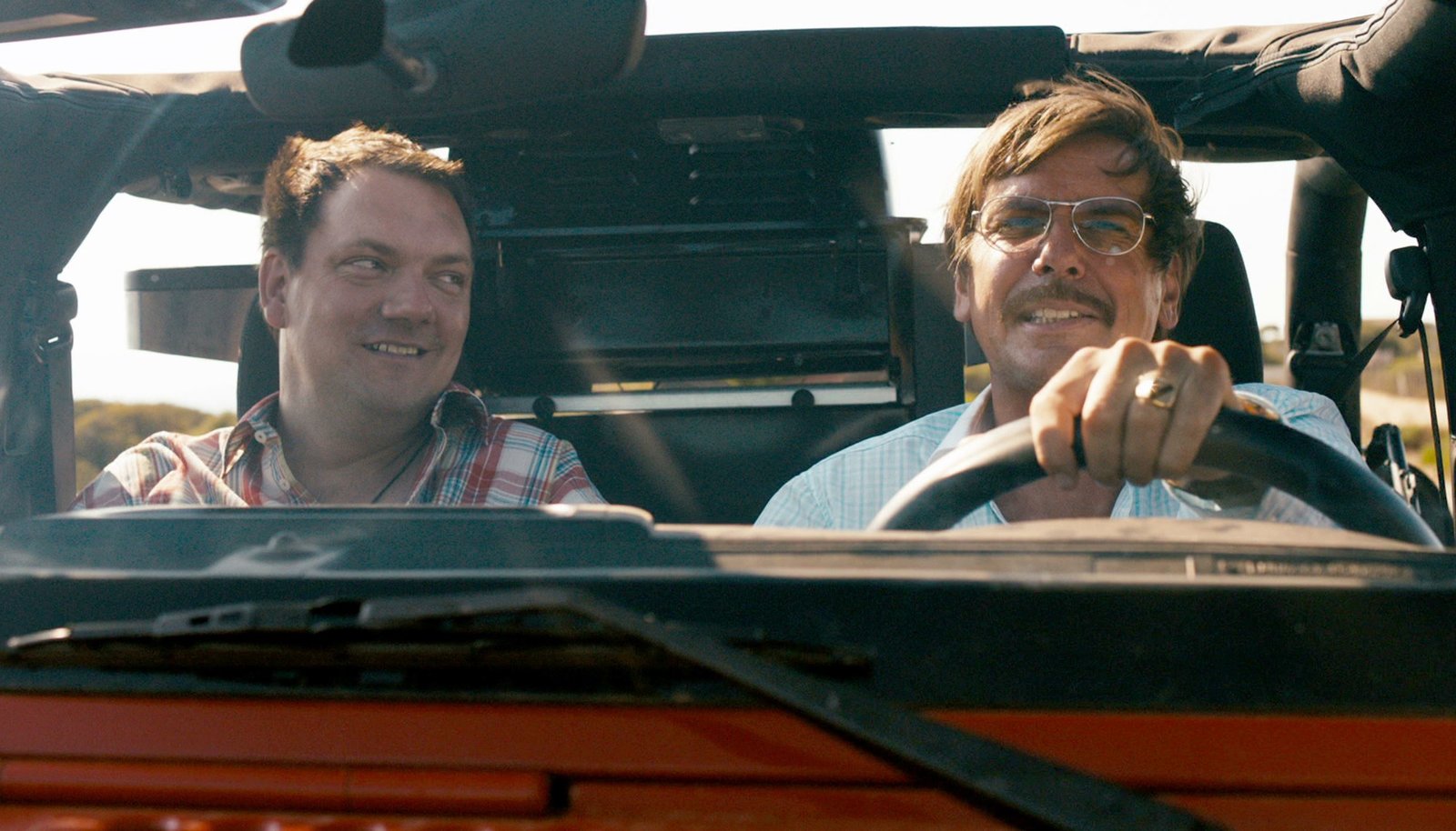 Auf Mallorca starten Lorenz (Charly Hübner, l.) und Alexander (Michael Maertens, r.) so richtig durch. – Bild: WDR