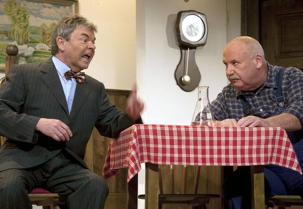 Durch zu viel Schnapsproben können fatale Geschehnisse ihren Lauf nehmen. Herr Mack (Albin Braig, li.) und Karle (Karlheinz Hartmann re.) erfahren das am eigenen Leibe. – Bild: SWR/Frank Stiller
