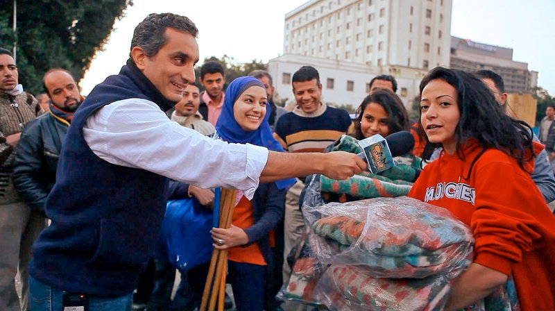 Mitten in den Wirren der arabischen Revolution trifft Bassem Youssef 2011 eine Entscheidung, die sein Leben auf den Kopf stellt und den Albtraum seiner Mutter wahr werden lässt: Er gibt seinen Job als Herzchirurg auf und wird Ägyptens erster Fulltime-Comedian. – Bild: PHOENIX/​ZDF/​Wail Gzoly