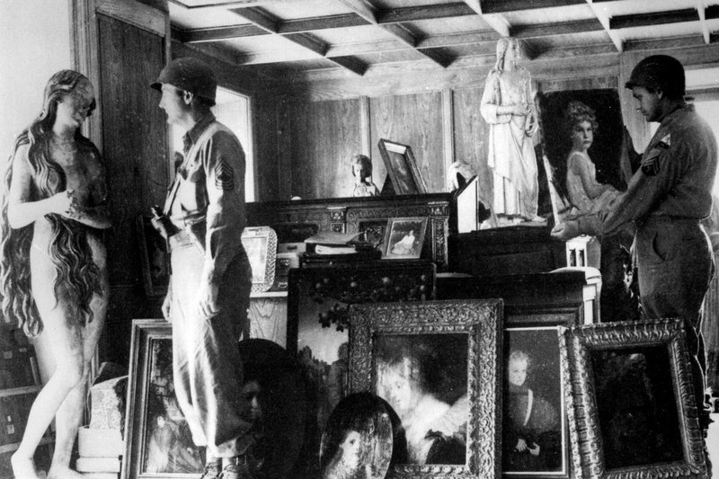 rbb Fernsehen ENTARTET, ENTEIGNET, ENTDECKT, „Die Spur der verschwundenen Bilder“, Film von Carsten Günther und Anke Rebbert, am Dienstag (03.06.14) um 23:30 Uhr. 1945 fanden US-Soldaten zahlreiche geraubte Kunstwerke, die für das geplante Führer-Museum Adolf Hitler in Linz vorgesehenn waren. (Archivfoto). – Bild: rbb/WDR/picture-alliance/United Archiv/dpa rbb Fernsehen ENTARTET, ENTEIGNET, ENTDECKT, „Die Spur der verschwundenen Bilder“, Film von Carsten Günther und Anke Rebbert, am Dienstag (03.06.14) um 23:30 Uhr. 1945 fanden US-Soldaten zahlreiche geraubte Kunstwerke, die für das geplante Führer-Museum Adolf Hitler in Linz vorgesehenn waren. (Archivfoto). – Bild: rbb/WDR/picture-alliance/United Archiv/dpa
