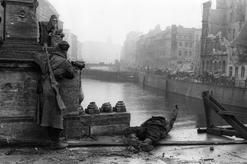 rbb Fernsehen SCHLACHTFELD BERLIN, am Dienstag (05.05.15) um 20:15 Uhr. Berlin 1945. – Bild: rbb/Schmidt & Paetzel fernsehfilme rbb Fernsehen SCHLACHTFELD BERLIN, am Dienstag (05.05.15) um 20:15 Uhr. Berlin 1945. – Bild: rbb/Schmidt & Paetzel fernsehfilme